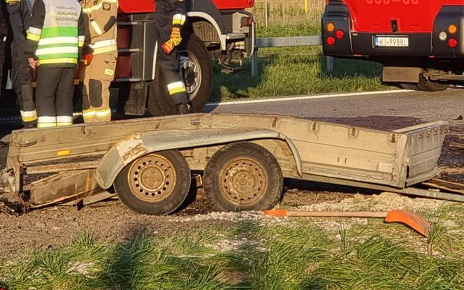 Poważny wypadek pod Kołbielą. Cysterna zderzyła się z samochodem osobowym. Doszło do gigantycznego wycieku paliwa