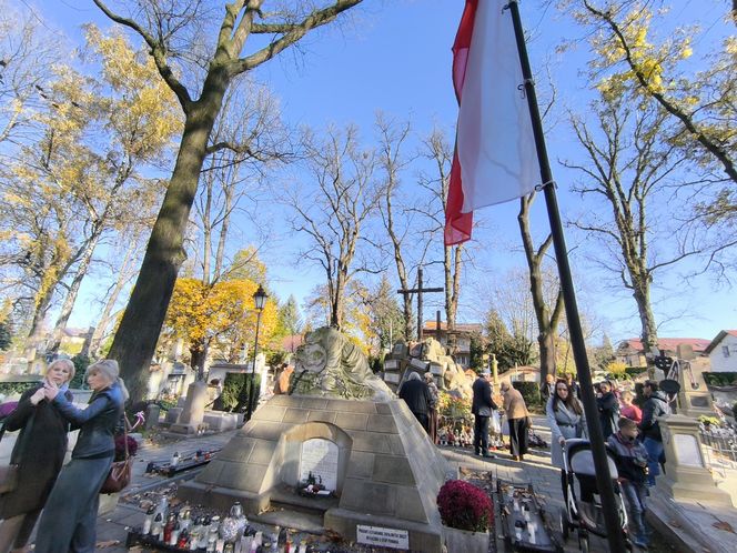 Słoneczna pogoda sprzyjała. 32. Kwesta Na Odnowę Zabytków Starego Cmentarza w Tarnowie