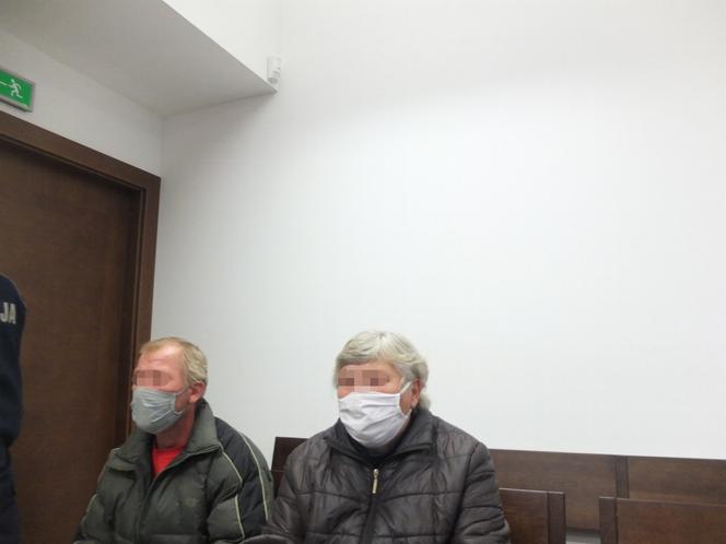 CHCIAŁ ZABIĆ WŁASNĄ MATKĘ!  KRZYSZTOF W. RZUCIŁ SIĘ NA STARUSZKĘ Z SIEKIERĄ, BO NIE CHCIAŁA MU POMÓC