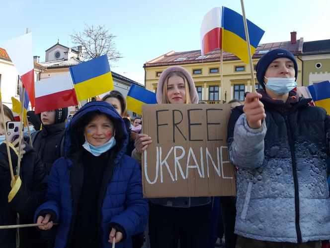 Młodzi ludzie - solidarni z walczącą Ukrainą 