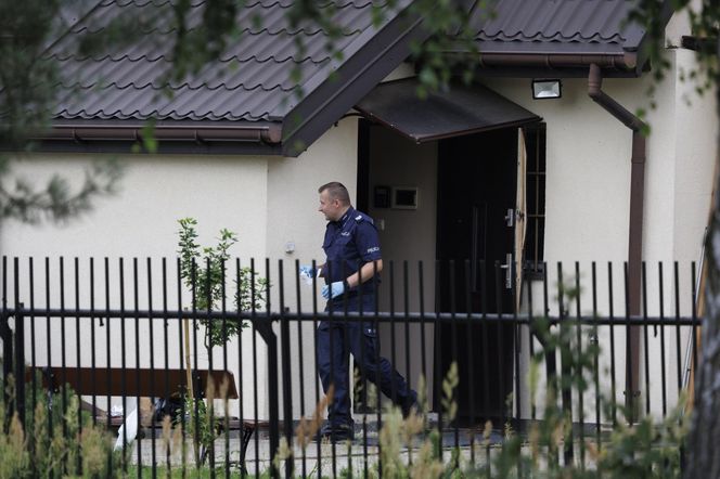 Zbrodnia pod Grójcem. Ksiądz przyznał się do zabójstwa. Policja przeszukała plebanię [ZDJĘCIA]. Kontener: Warszawa