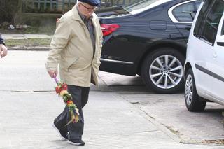 Lech Wałęsa z palemką na mszy w kościele