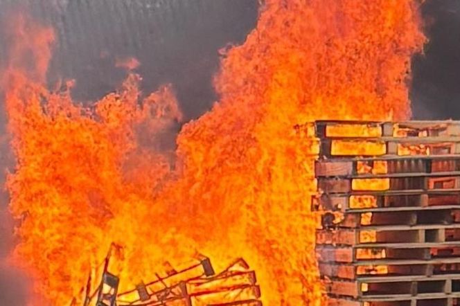 35-latek podpalił gospodarstwo, oblał się benzyną i zabarykadował! Horror w Śremie