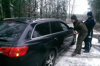 Policjanci sprawdzają samochody. Możesz za to dostać 500 zł mandatu