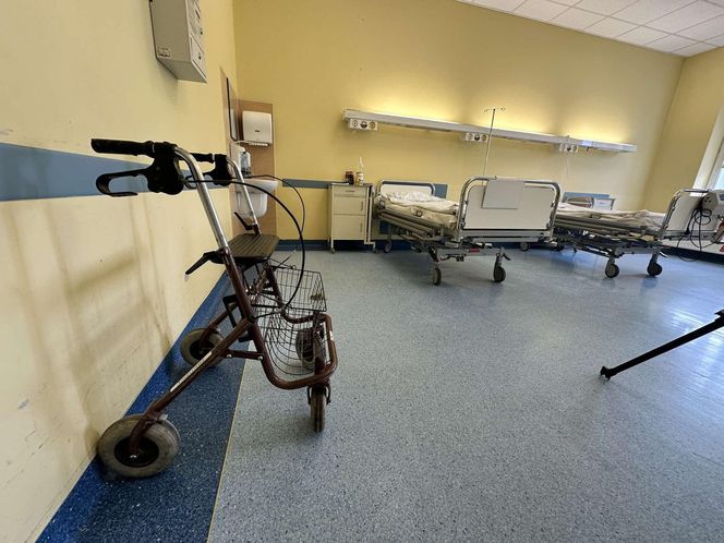 Nie było „dymka”, więc cisnął telefonem! Alarm w szpitalu, strażacy w akcji