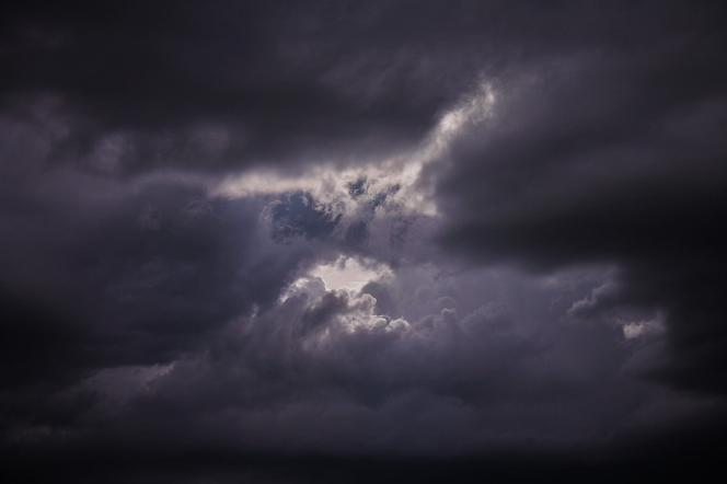 Chmury burzowe - opady deszczu, najnowsza prognoza pogody