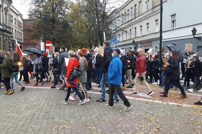 Mieszkańcy Leszna znów wyszli dziś (26.10) na ulice protestować