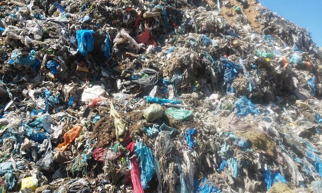 śmieci na terenie wyrobiska w Olszewicach