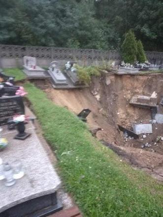 Pod cmentarzem zapadła się ziemia. Groby runęły do potężnego leju! Sceny grozy w Trzebini 