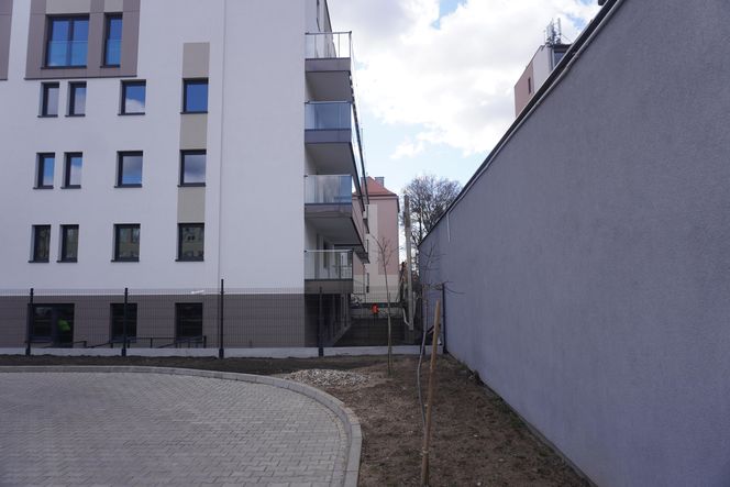 Kolejny nowy blok w Białymstoku z widokiem na mur