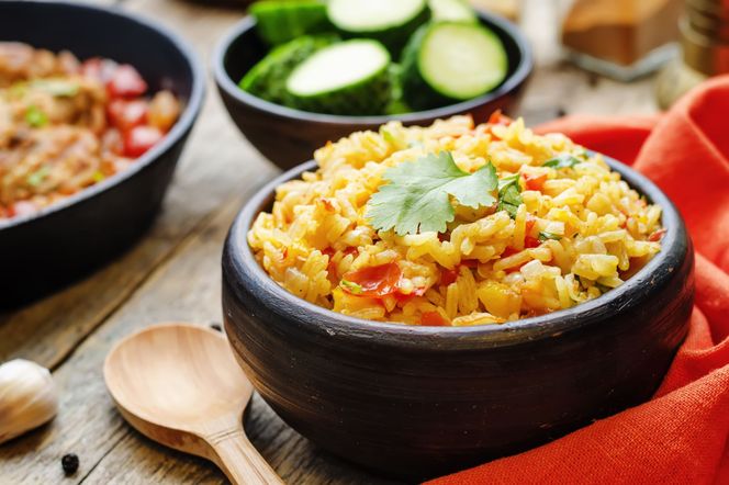 Sałatka z wędzonym kurczakiem – lekka, sycąca i gotowa w kilka minut