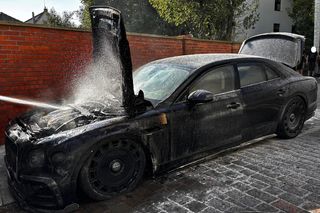 Luksusowe auto spłonęło pod kościołem. Wiadomo, kto przyjechał bentleyem