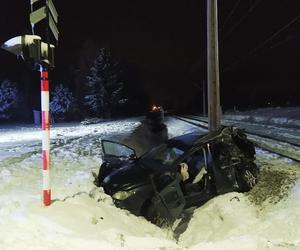 Koszmarny wypadek na przejeździe pod Przysuchą. 25-latka i jej matka nie żyją. Policja szuka świadków! [ZDJĘCIA]