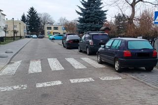 „Mistrzowie” parkowania pod lupą. Komenda Powiatowa Policji w Łęcznej prowadzi działania pod nazwą „Zakaz”