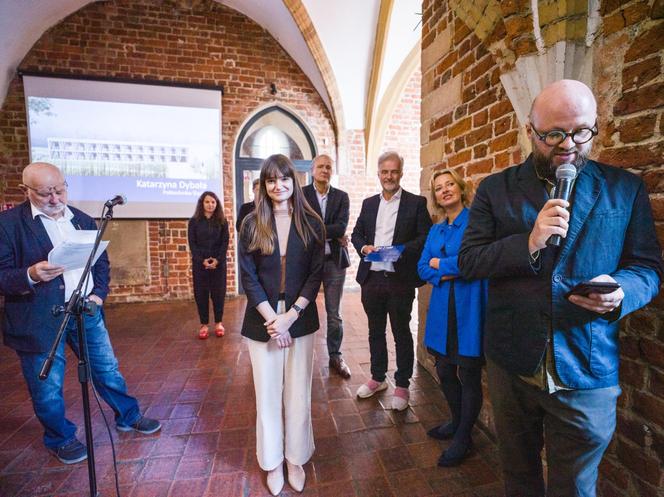 arch. Katarzyna Dybała, Politechnika Śląska, Laureatka wyróżnienia równorzędnego (pośrodku)