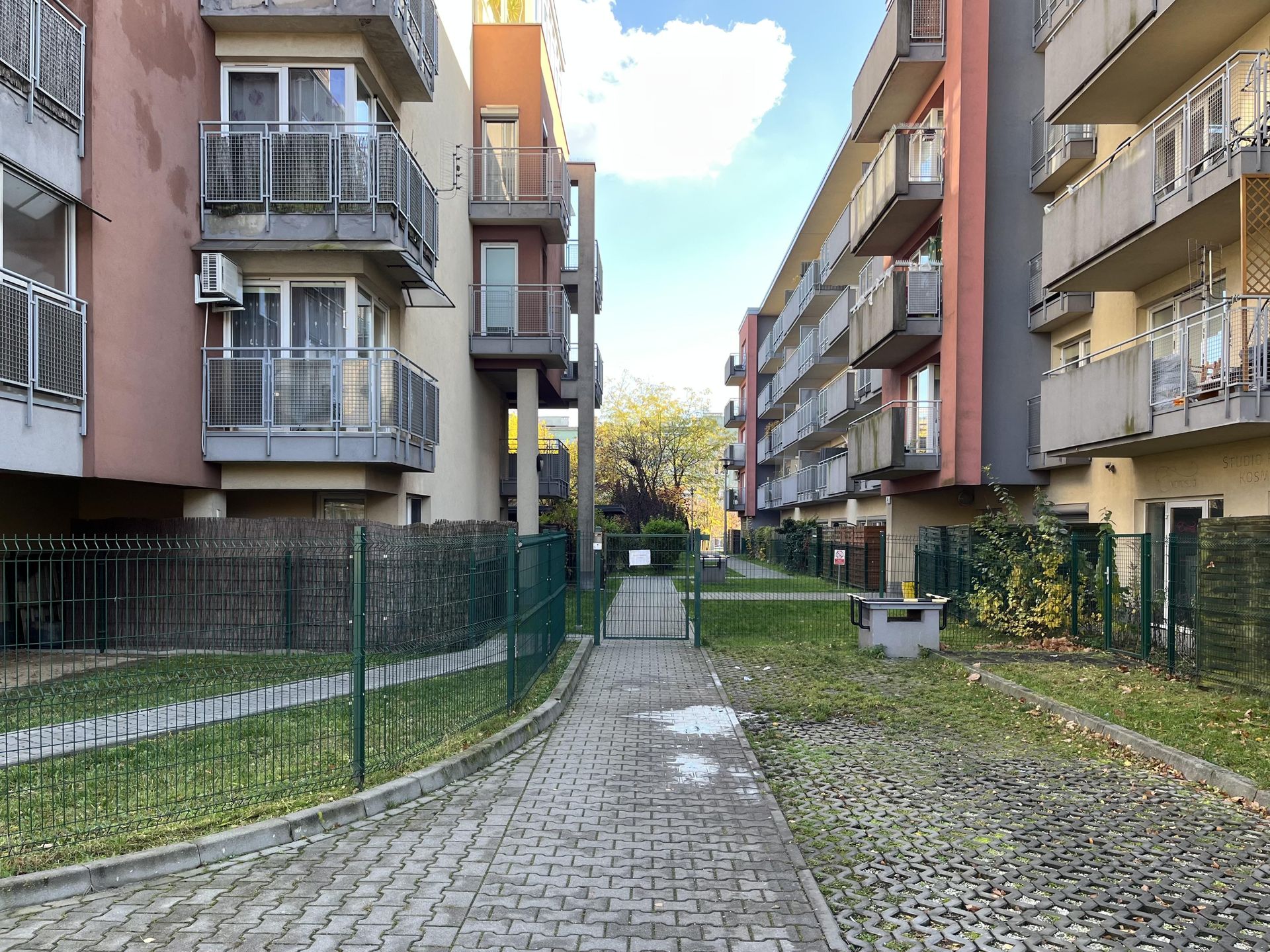 Teligi 26 w Krakowie. Blok z ukrytym balkonem