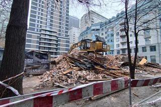 Spłonęła koparka, którą zburzyli najstarszą czynszówkę na Woli. „To z zemsty za tę kamienicę”