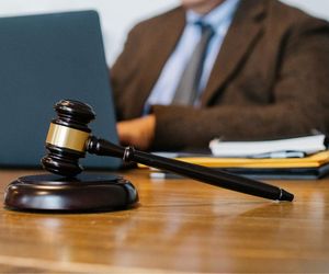 Prokuratura stawia zarzuty dwóm liderom antyszczepionkowców