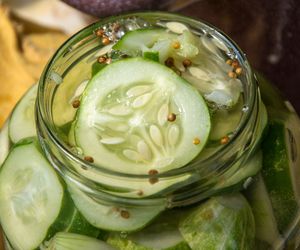 Zielona sałatka z ogórków i cebuli na zimę