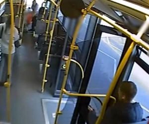Czterolatek jechał sam autobusem.  Zobacz, co zrobił kierowca, jest nagranie 