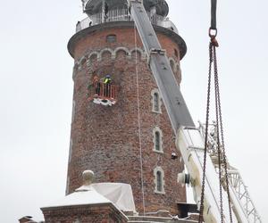 Relikt komunizmu zniknął z latarni morskiej w Kołobrzegu