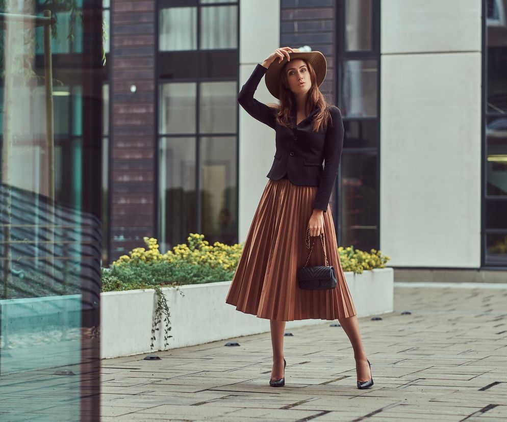 Wielki come back plisowanej spódnicy. Jesienią stanie się twoim biurowym uniformem