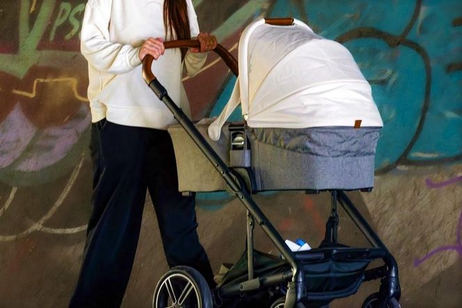 Pijana matka spacerowała z maleńkim synkiem i wciąż było jej mało. Prowadziła dziecięcy wózek w sposób niepewny 