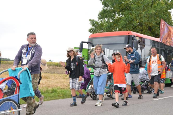 „Wychodzimy z Księżomierzy”. Słoneczny dzień pątników w drodze na Jasną Górę! ZDJĘCIA