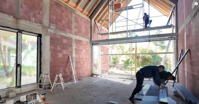 Michał Wiśniewski na budowie swojego domu