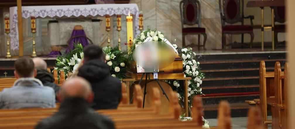 Pogrzeb dziennikarza TVN. Ciało Pawła K. jest już w kościele. Żegna go dźwięk trąbki [RELACJA Z UROCZYSTOŚCI]