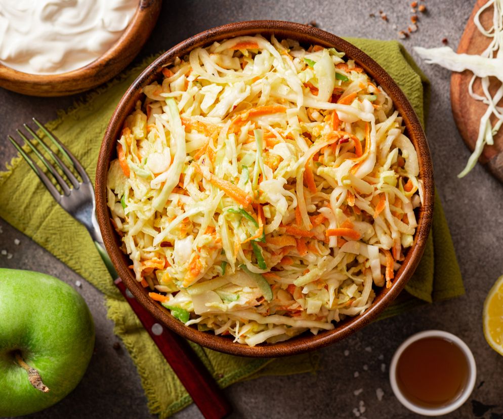 Surówka ze świeżej kapusty z jabłkiem i marchewką