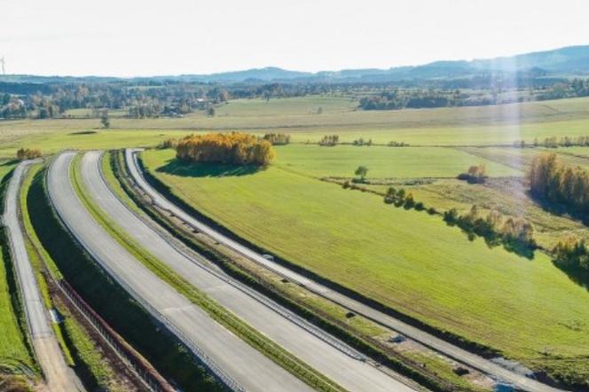 Droga S3 do granicy z Czechami jest niemal gotowa. Kończy się na środku pola