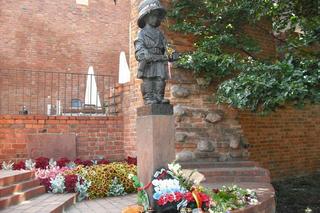 Starówka. Pomnik przy ulicy Podwale upamiętniający najmłodszych uczestników powstania warszawskiego