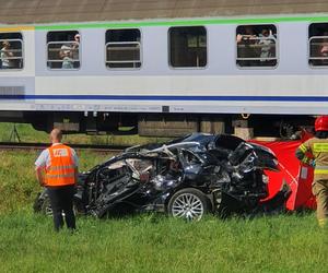 Dylewo. Audi zmiażdżone przez pociąg na przejeździe kolejowym. Nie żyje 45-letni kobieta