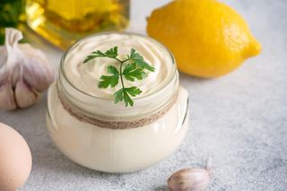 Sos aioli - idealny do grilla, warzyw czy chleba. Bez problemu przygotujesz go w domu
