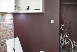 Fioletowa ściana w salonie