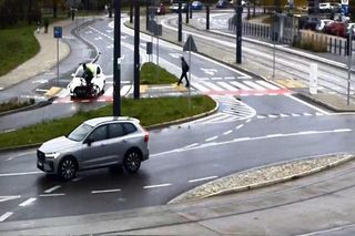 Rowerzysta wylądował na masce i dostał mandat. Ekspert podważa decyzję policjantów
