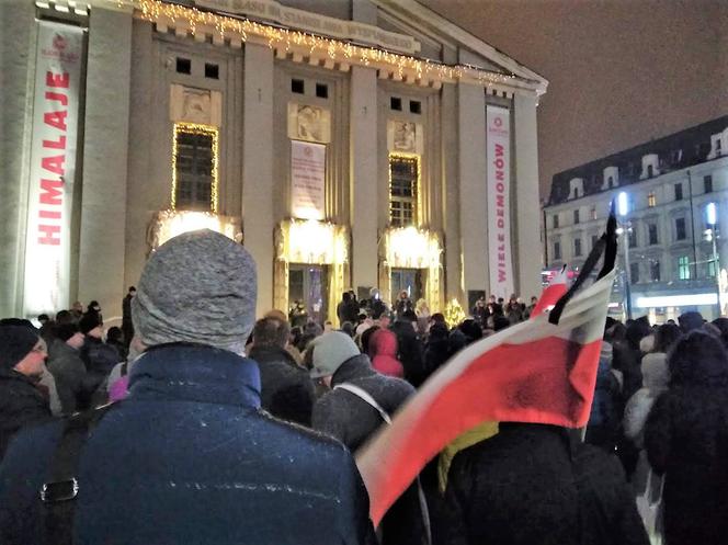 Katowiczanie solidarni z Gdańskiem. Milczący protest przeciwko przemocy przed Teatrem Śląskim [ZDJĘCIA, AUDIO]