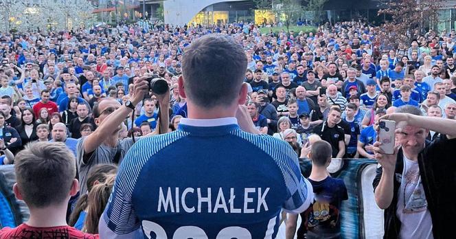 Szymon Michałek prezydentem Chorzowa. Tłumy na jego powitaniu ZDJĘCIA