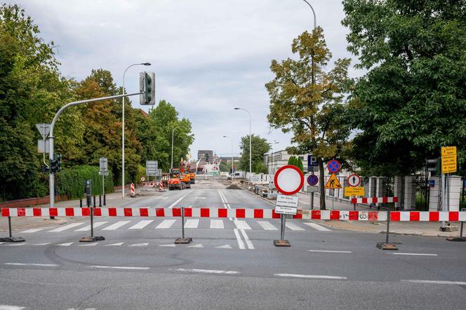 Budowa przejścia dla pieszych przez Wisłostradę opóźniona