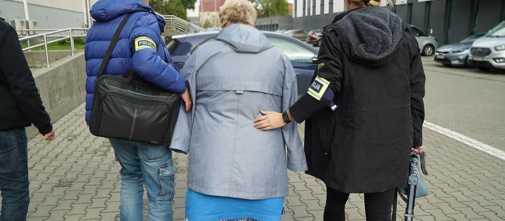 Policja rozbiła gang wyłudzający dotacje na szkoły