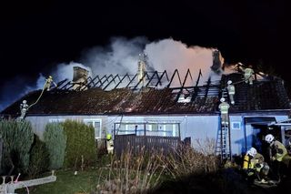 Tragiczny pożar pod Ostródą. Nie żyje jedna osoba. Strażacy apelują: instaluj czujki dymu [ZDJĘCIA]