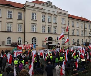 Protest rolników 20 marca przed Lubelskim Urzędem Wojewódzkim w Lublinie