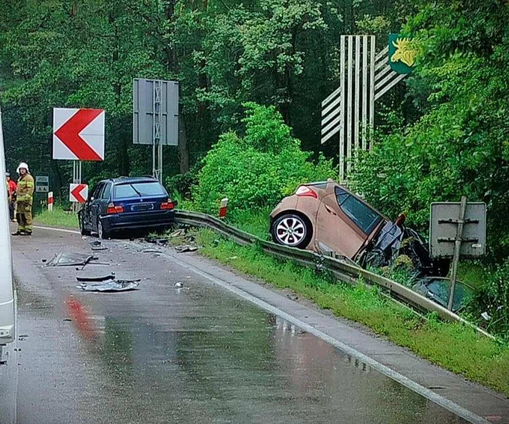 Ciężarówka staranowała dwa samochody. 60-latka nie miała szans