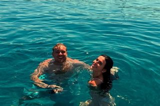 Roksana Węgiel i Kevin Mglej z dzieckiem na wakacjach