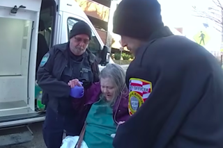 60-latka błagała o pomoc: Nie mogę oddychać. Policjanci ją wyśmiali, a to był udar