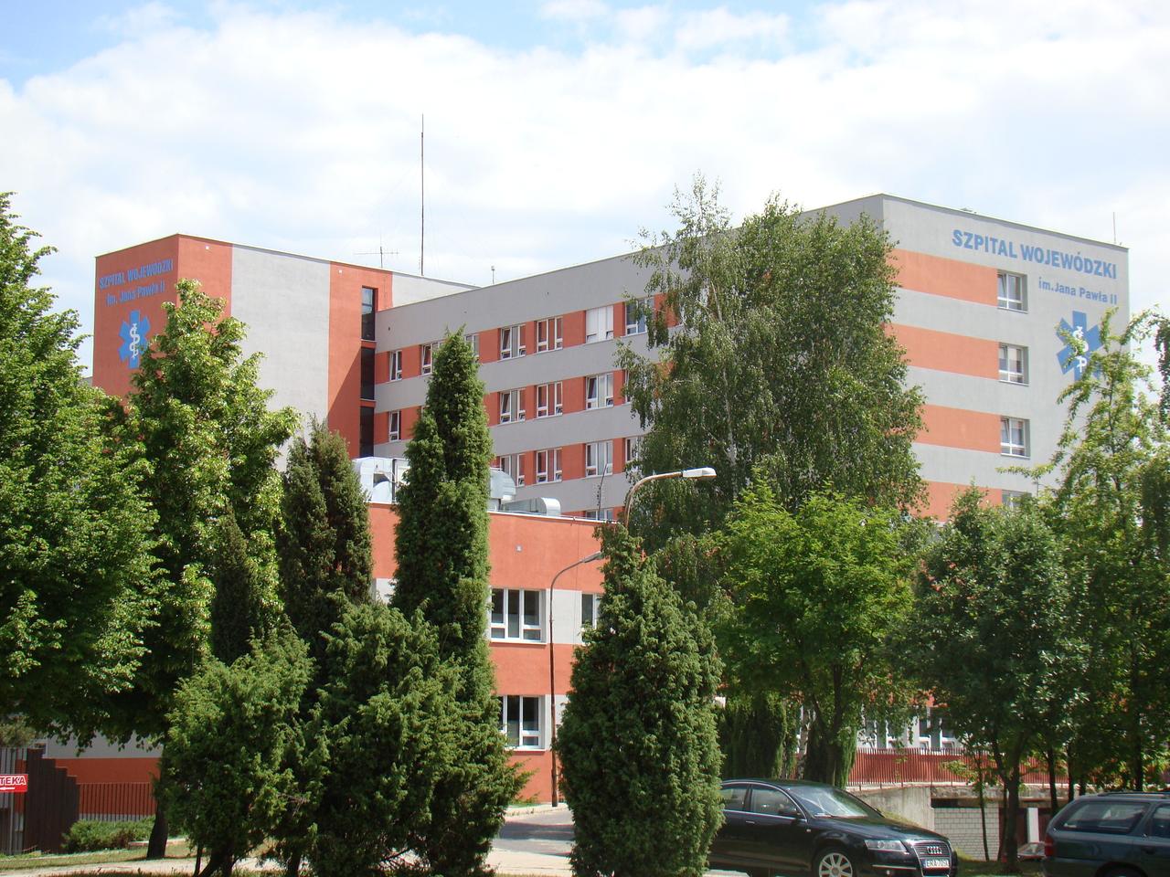 Pacjentka wypadła z okna na 3. piętrze szpitala w Bełchatowie. Kobieta nie żyje [AUDIO]