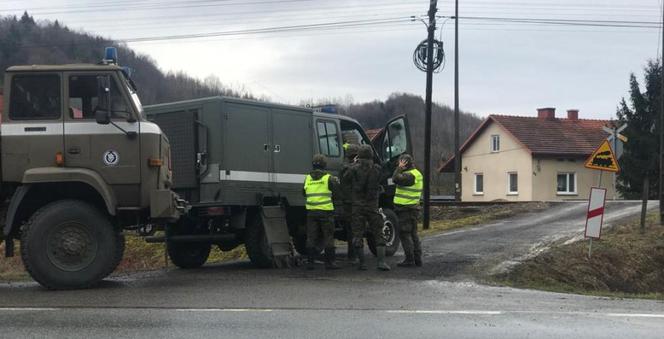 Niebezpieczne znalezisko we Frysztaku! EWAKUOWANO mieszkańców i zakmnięto drogę [ZDJĘCIA]