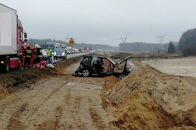 HORROR na remontowanej drodze krajowej w Łódzkiem. Uderzenie tira WYRZUCIŁO osobówkę z drogi