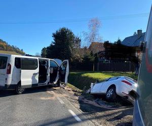 Roztoka Wielka. Osobówka wylądowała w rowie po zderzeniu z busem. Trzy osoby w szpitalu